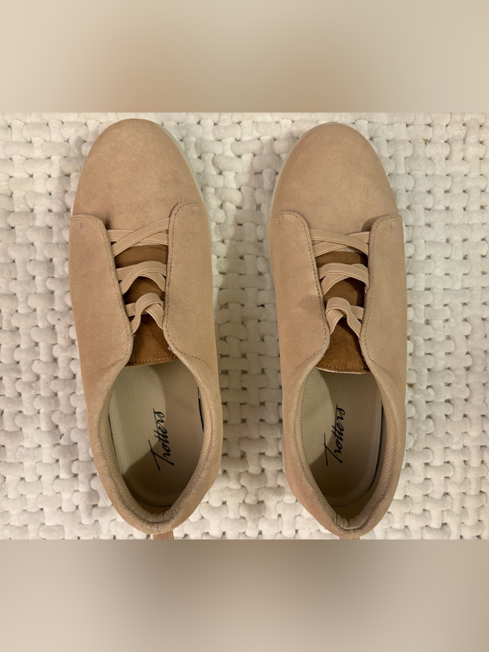 Trotters Women's Beige Suede Low-Top Slip- In Sneaker